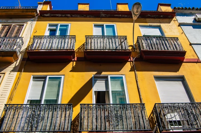 Vivienda donde se muestran varias persianas abiertas y otras cerradas
