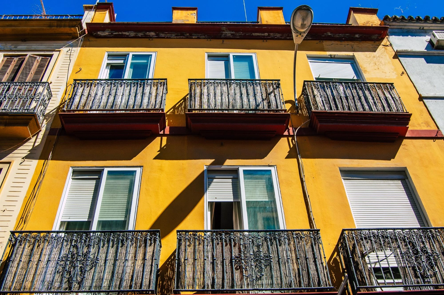 Vivienda donde se muestran varias persianas abiertas y otras cerradas